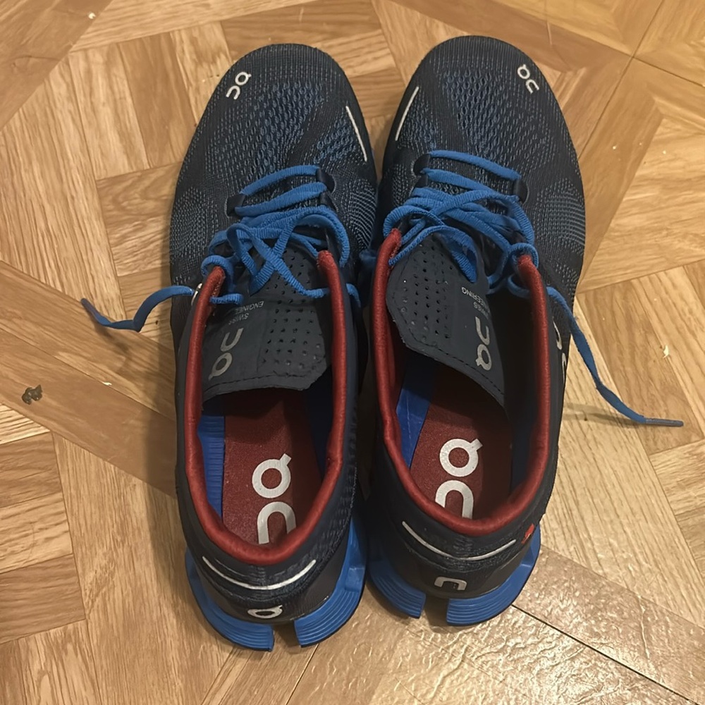 On cloud men shoes size 7.5